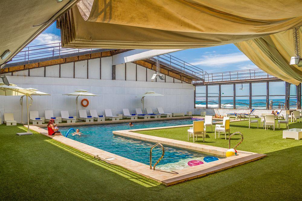 Hotel Gavina Costa Mar Iquique Zewnętrze zdjęcie The pool on the top deck of the ship